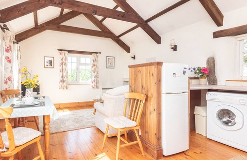Saint Kew Cottage | Idyllic Stay at The Linhaye: Perfect for Families, 10/10 Rated