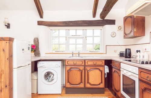Saint Kew Cottage | Idyllic Stay at The Linhaye: Perfect for Families, 10/10 Rated