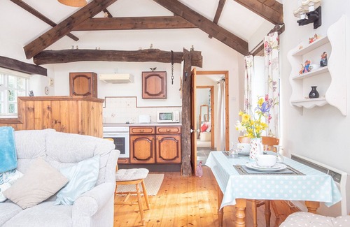 Saint Kew Cottage | Idyllic Stay at The Linhaye: Perfect for Families, 10/10 Rated