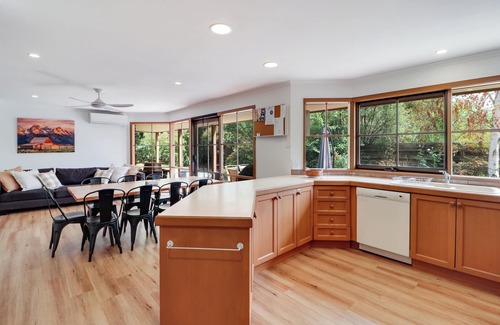 Mansfield House | The Link Mansfield - Family Friendly Home - Sleeps 11