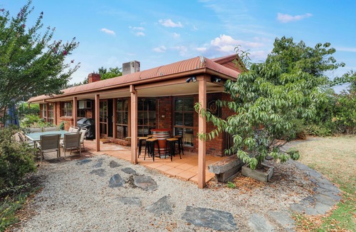 Mansfield House | The Link Mansfield - Family Friendly Home - Sleeps 11