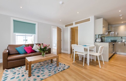 Richmond-upon-Thames Apartment | Discover The Lion Gate Mews: Family-Friendly Comfort Awaits