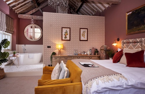 Winchcombe Hotel | Enjoy Family-Friendly Comfort at The Lion Inn, 4 Star Rated