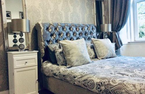 Gourock Apartment | Discover The Lion's Den on Royal Street - Family Friendly Stay