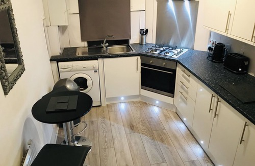 Port Glasgow Apartment | Discover The Lion's Rest - Boutique Apartment Suite
