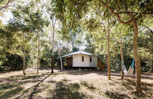 Nelly Bay House | Cozy Getaway at The Little Bush Hut – Pet Friendly Retreat