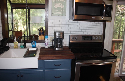 Lake Ariel Ski Chalet | Cozy Getaway at The Little Chalet in the Woods, Rated 9.4