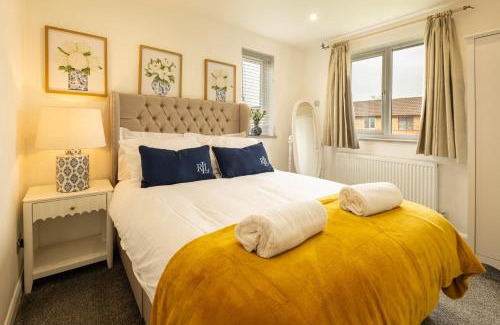 Milton Keynes Apartment | The Little Chinoiserie 2 bed house with large garden and only 7 min away from MK Central Rail station and City Centre