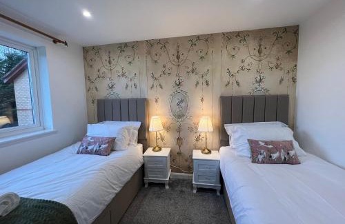 Milton Keynes Apartment | The Little Chinoiserie 2 bed house with large garden and only 7 min away from MK Central Rail station and City Centre