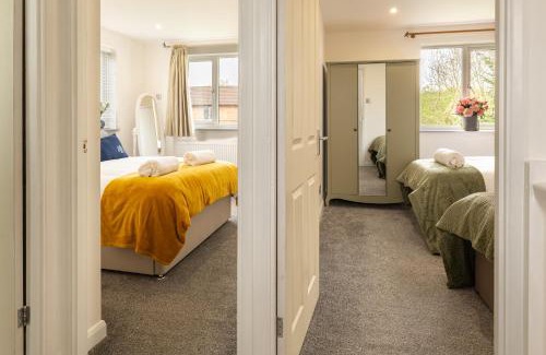 Milton Keynes Apartment | The Little Chinoiserie 2 bed house with large garden and only 7 min away from MK Central Rail station and City Centre