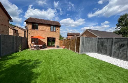 Milton Keynes Apartment | The Little Chinoiserie 2 bed house with large garden and only 7 min away from MK Central Rail station and City Centre