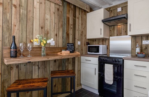 Bryn-crug Cottage | Cozy Cottage for Two with Log Burner & Scenic Views