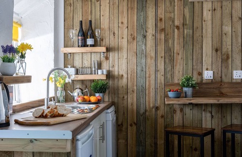 Bryn-crug Cottage | Cozy Cottage for Two with Log Burner & Scenic Views