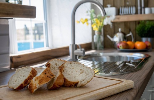 Bryn-crug Cottage | Cozy Cottage for Two with Log Burner & Scenic Views
