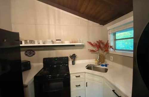 Lewisburg Cabin | Cozy Cabin Retreat: Pet & Child Friendly, Sleeps 3