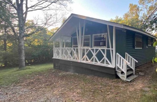 Lewisburg Cabin | Cozy Cabin Retreat: Pet & Child Friendly, Sleeps 3