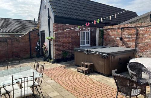 Doncaster Apartment | Charming Little Hexthorpe House with Hot Tub & Family-Friendly