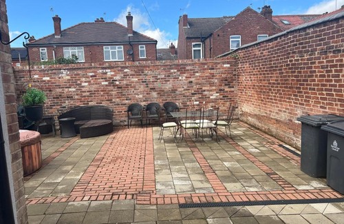 Doncaster Apartment | Charming Little Hexthorpe House with Hot Tub & Family-Friendly