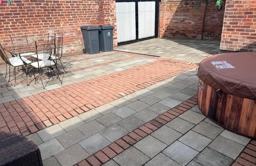 Doncaster Apartment | Charming Little Hexthorpe House with Hot Tub & Family-Friendly