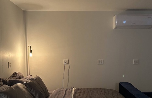 La Grange Cottage | Cozy Stay at The Little House, Steps from City Square