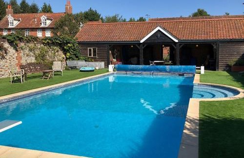 Hempstead House | Family-Friendly Getaway at The Little House with Pool