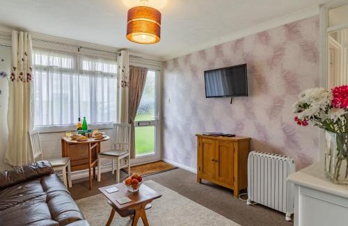 Kessingland House | Pet-Friendly Retreat: The Little House Awaits You