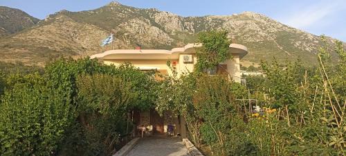 Fanari House | Discover The Little House: Top-Rated Family Retreat