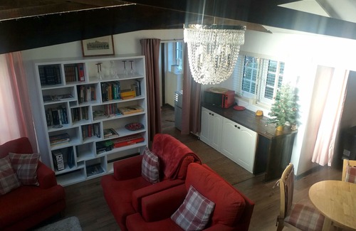 Hull Cottage | Cozy Retreat at The Little House in Hull with Kitchen & Pets