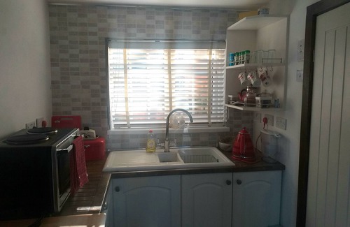 Hull Cottage | Cozy Retreat at The Little House in Hull with Kitchen & Pets