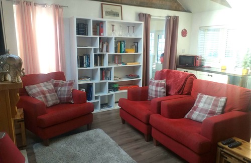Hull Cottage | Cozy Retreat at The Little House in Hull with Kitchen & Pets