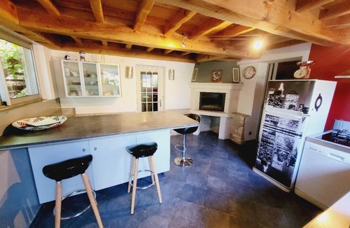 Velleron House | Cozy Hideaway in Velleron with Private Pool & Breakfast
