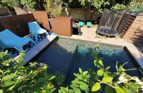 Velleron House | Cozy Hideaway in Velleron with Private Pool & Breakfast