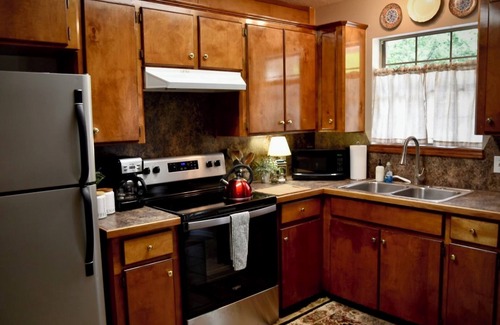 Texarkana House | Cozy Stay at The Little House on Pecan with Boat Parking