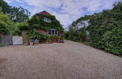 Rolvenden House | Cozy One Bedroom House with Kitchen, Perfect for Couples