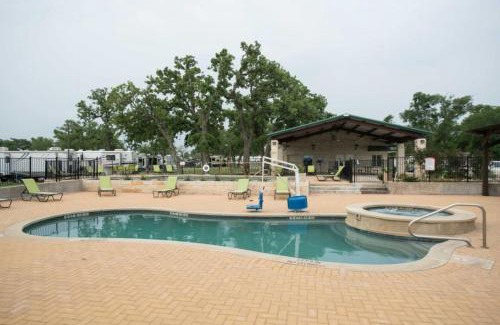 Austin Apartment | The Little Lonestar with Pool and Hot Tub