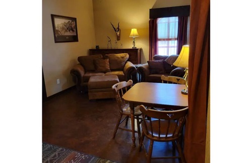 Mason Apartment | Quaint Escape at The Little Pine: Ocean View & Breakfast