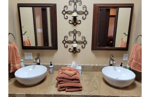 Mason Apartment | Quaint Escape at The Little Pine: Ocean View & Breakfast