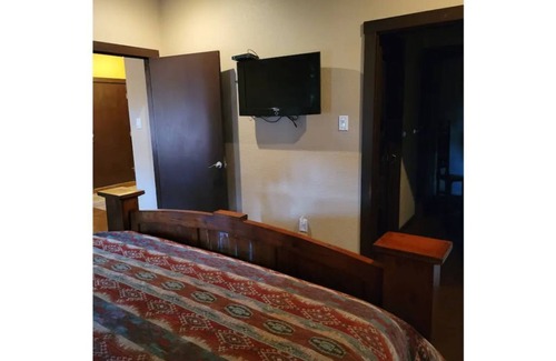 Mason Apartment | Quaint Escape at The Little Pine: Ocean View & Breakfast
