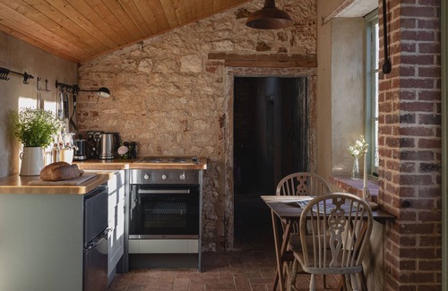 Ringstead House | Charming The Little Potting Shed: Poolside Ocean Retreat