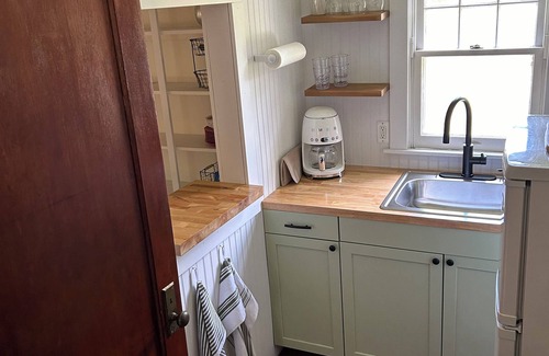 Baiting Hollow Cottage | Cozy Little Red Cottage Steps from Beach & Wine Trail