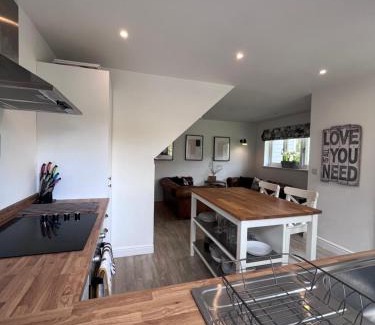 Marlow House | Discover The Little Thatch - Family Friendly near Marlow