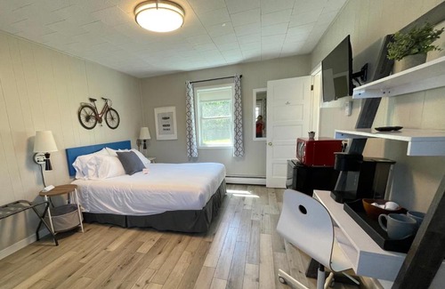 Mount Horeb Hotel | Cozy Retreat at The Little Village - Guest Rated 8/10