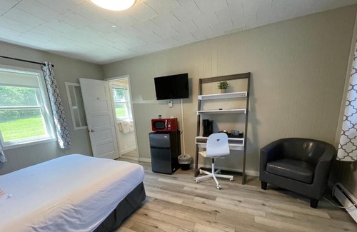Mount Horeb Hotel | Cozy Retreat at The Little Village - Guest Rated 8/10