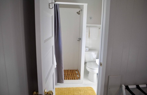 Mount Horeb Apartment | Cozy Retreat at The Little Village with Kitchen Access