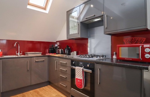 Milton-under-Wychwood House | Family-Friendly Getaway at The Little White Cottage