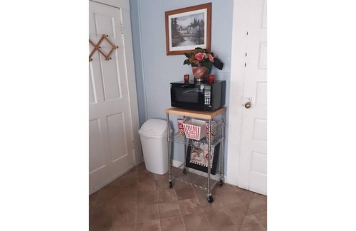 Tallassee House | Cozy Oceanview Retreat: Guest Rated 9.8 at The Little White Cottage