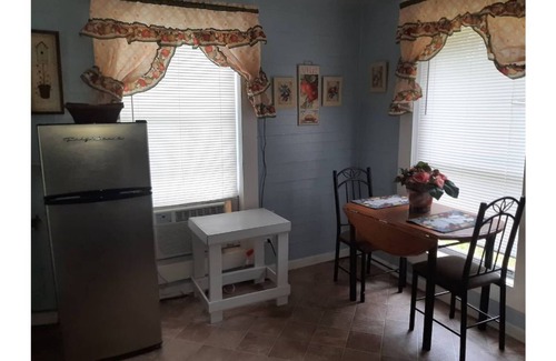 Tallassee House | Cozy Oceanview Retreat: Guest Rated 9.8 at The Little White Cottage