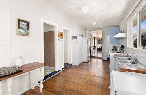Lorne House | Beachfront Bliss at The Little White House - Top-rated Stay