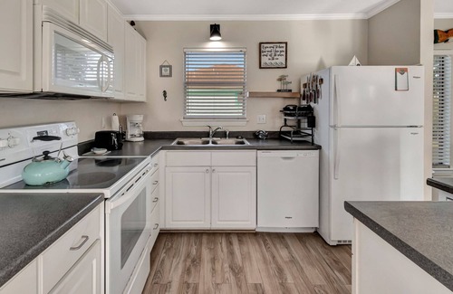 Port O Connor House | Family-Friendly Live Oak House Near the Beach with Breakfast