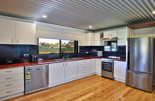 Currarong House | Guest Rated: The Lobster Pot - Steps from Warrain Beach